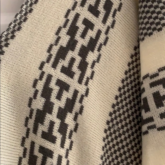 Izzy & Lola Cream & Gray Fringe Open Poncho M/L - Picture 6 of 8